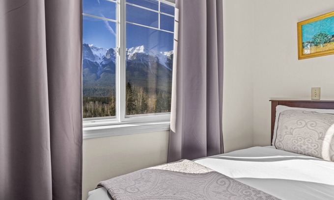 Harvie Heights Casa | B212-HotTub/KingBed/AC/Free Parking/View/2BR/Sleep8