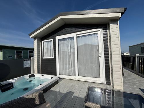 Addlethorpe Apartamento | B9 - Sunnymede Fantasy Island - hot tub, pet friendly, WiFi, ramped veranda - Meadow Lakes Caravan & Lodge Hire
