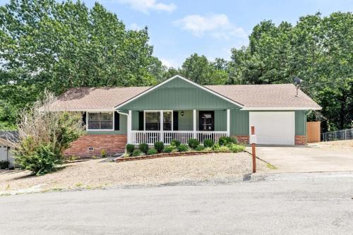 Bella Vista Casa | Back-40 Retreat with Hot Tub & Bike Garage