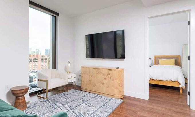 Bay Village Apartamento | Back-Bay 2BR Condo w Roof top, Gym, Parking
