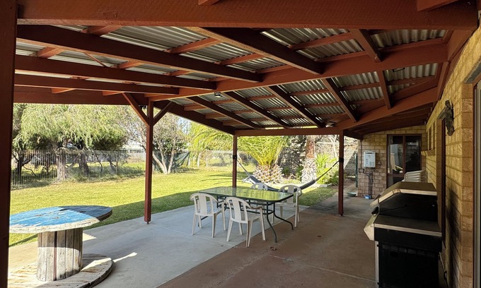 Lancelin Casa | Back Beach Gem! Family beach house sleeps up to 10. Fully fenced backyard