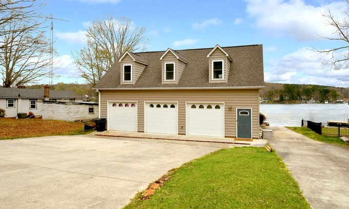 New London Casa | Back Dat Boat Up Lakehouse