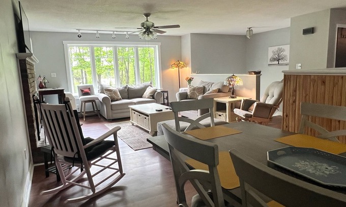 Pittsburg Casa | Back Lake Spacious five-bedroom home on Spooner Road