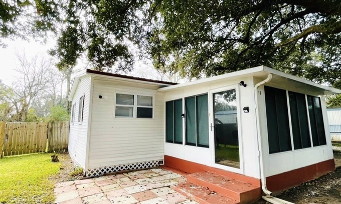 Ensley Cabaña | Back to Emerald - Cute, cozy & close to the coast