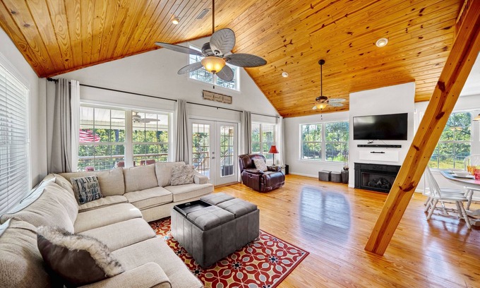 Clarksville Casa | Backwater river cottage