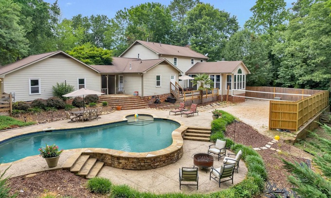 Blackwells Casa | Backyard Beach with Pool