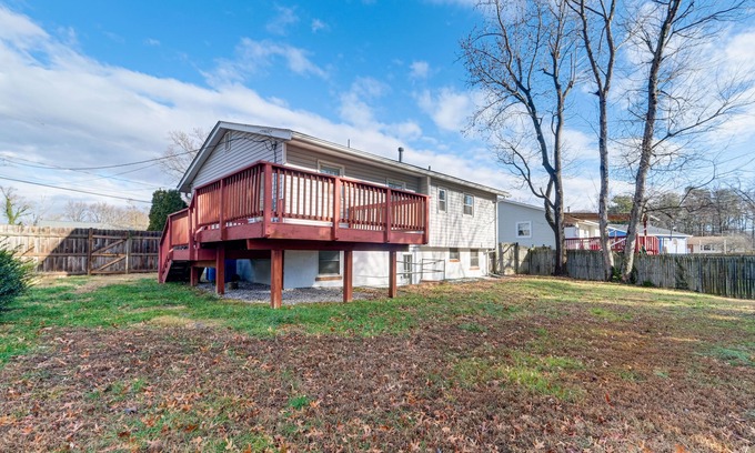 Newington Casa | Backyard + Deck: Family-Friendly Lorton Home!