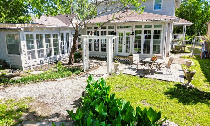 Conroe Casa | Backyard, Deck & Fire Pit: Conroe Getaway