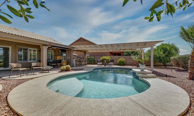 Palm Valley Casa | Backyard Luxury with Private Pool and Hot Tub on Golf Course