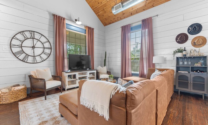 Dean Highland Casa | Backyard Oasis - Cowboy Pool w/ Heater & Chiller - Outdoor Projector Screen