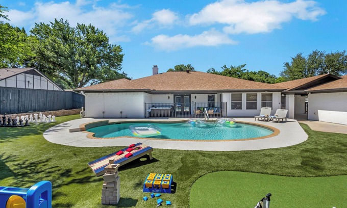 North Richland Hills Casa | Backyard Oasis: Pool, Hot Tub, Giant Chess & Mini Golf