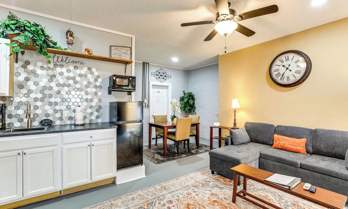 Sumter Apartamento | Backyard Oasis w/ Pool: Sunny Sumter Studio!