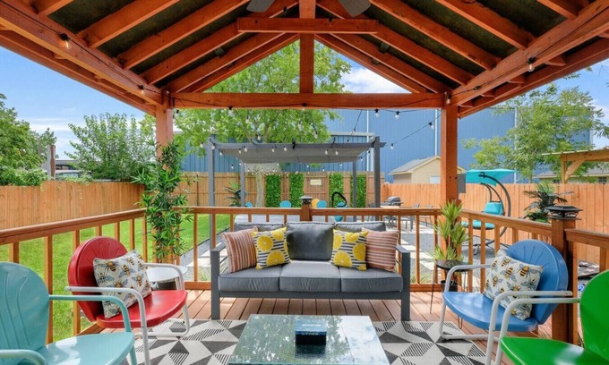 Northside Casa | HotTub/Retro paradise/Down town/Retro/ Selfie!