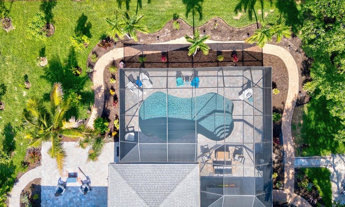 Palma Sola Casa | Backyard Paradise! Saltwater Pool, Games, Fire Pit