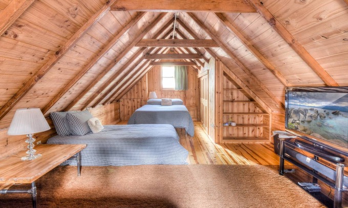 Tahoe Island Cabina | Badger Basin - 30+ Day Vacation Home Rental