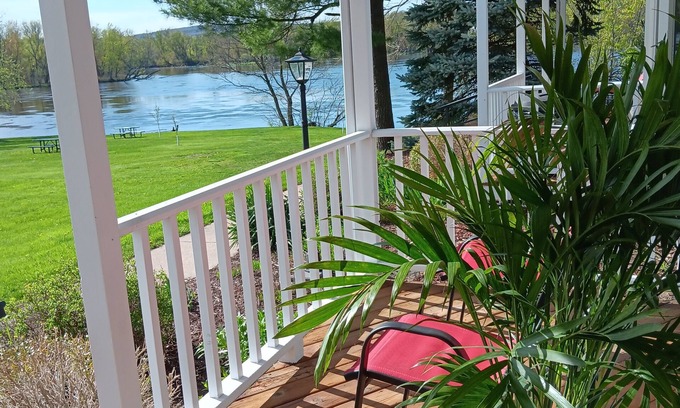 Poynette Condominio | Badger Digs - A Lofted Condo on the Wisconsin River