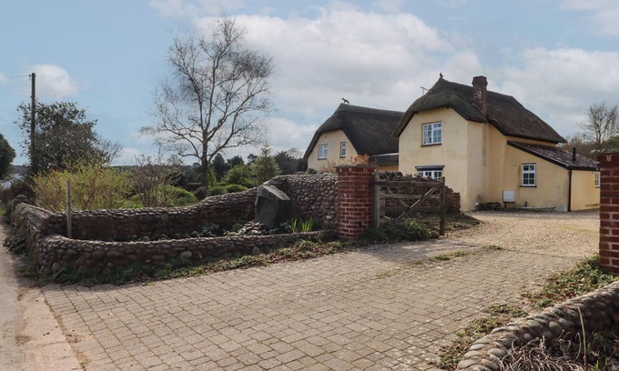 Budleigh Salterton Cabaña | BADGER'S DEN, pet friendly, with a garden in Budleigh Salterton