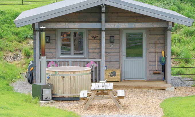 North Bitchburn Cabaña | BADGERS SETT, pet friendly, with hot tub in Staindrop