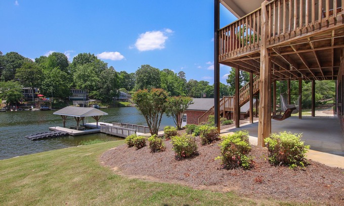 New London Casa | Badin Lake Waterfront Home with Paddleboards and Kayak..Sleeps 12