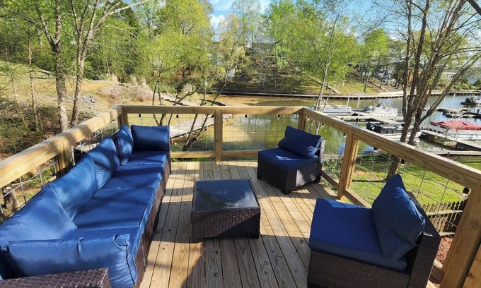 New London Casa | Badin Shores Lake Home Lots of Amenities