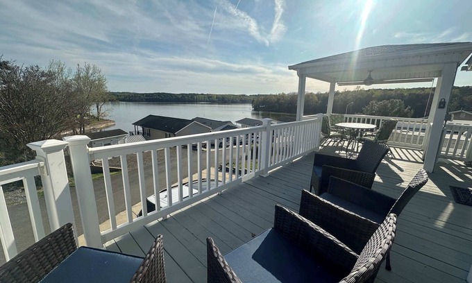 New London Casa | Badin Shores Resort - Excellent Lake View Home - Pools & Lots of Amenities - Gre