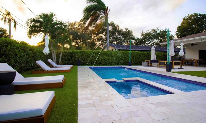 Dania Beach Casa | BaeCation Dania! Near Fort Lauderdale Airport, beach & casino! pool & jacuzzi!