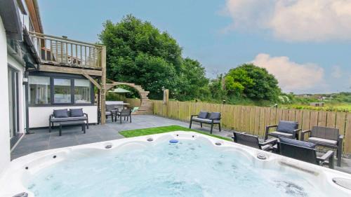 Georgeham Casa | Bag-End House - Unique home with Balcony, Beautiful Views, Ping Pong and Hot Tub option - Sleeps 14
