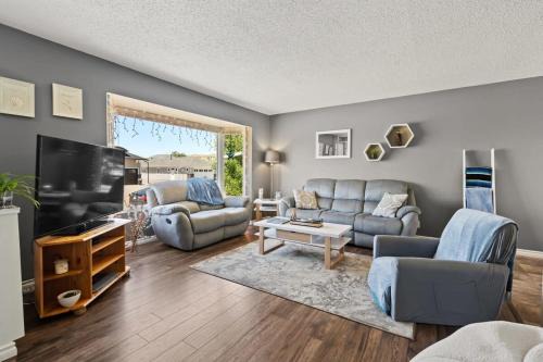 Drumheller Casa | Bahama Breeze I Hot Tub I Pool I 5 Bedroom