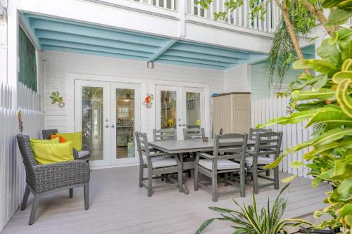 Bahama Village Casa | Bahamian Reed by AvantStay Walk to Everything w Community Pool Week Long Stays Only