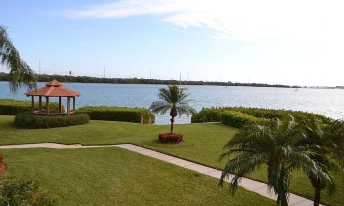 Isla del Sol Casa | Bahia Bright and Sunny Lakeside Villa