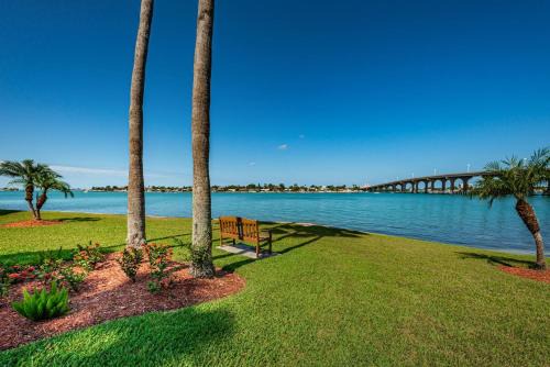 St. Petersburg Casa | Bahia Vista Sandy Toes, Sailboats & Spectacular Sunsets - All On Isla