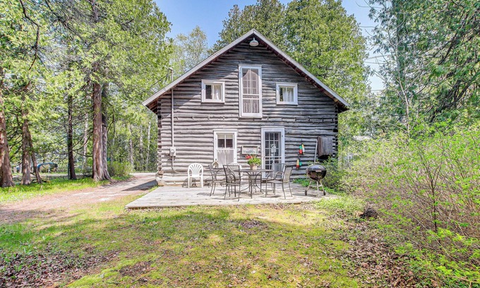 Baileys Harbor Cabaña | Baileys Harbor Cottage w/ Dock: Steps to Lake!