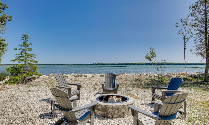 North Bay Cabaña | Baileys Harbor Waterfront Vacation Rental w/ Grill