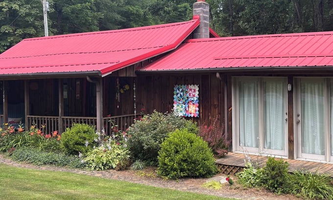 Crumpler Cabaña | Baker's Cottage - Relax in this quiet mountain cottage by the creek.