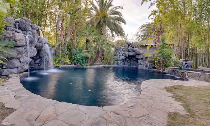 Bakersfield Cabaña | Bakersfield Oasis: Sweet Tropical Pool Setup!