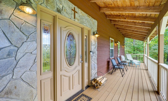 Bakersville Casa | North Carolina Retreat w/ Deck, Fire Pit & Grill!
