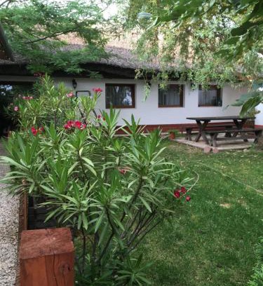 Balatonkenese Casa | Balatonkenesei Nádfedeles Lovas Vendégház