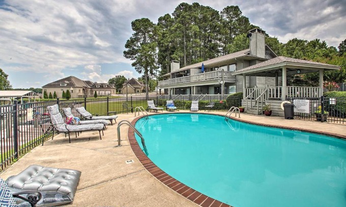 Hot Springs Apartamento | Balcony and Lake Access Hot Springs Getaway!