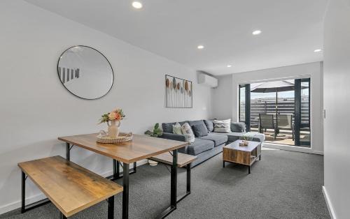 Parnell Casa | Balcony and Parking 3BR Gem Near Arena by Zodiak Stays