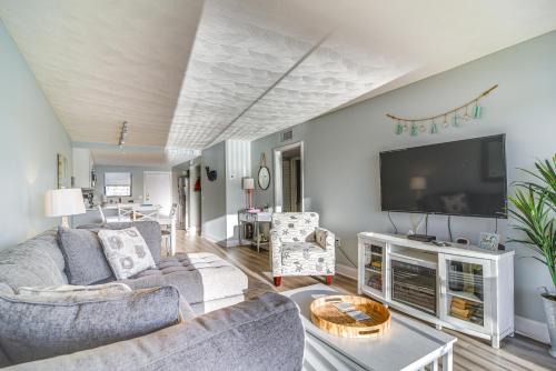 Indian Shores Apartamento | Balcony and Views Sunny Indian Shores Condo!