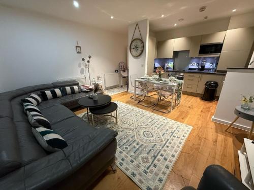 Whittington Apartamento | Balcony Breeze Modern 2-Bedroom