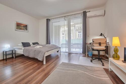 Csarnok negyed Apartamento | Balcony Centropolitan Studio w AC by NW