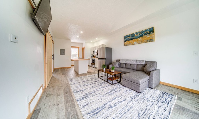Erie Condominio | Balcony+ Golf Course View: Quiet Erie Getaway