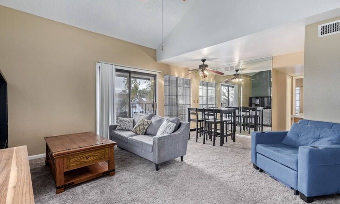 Glendale Apartamento | Balcony | Near Glendale Community College