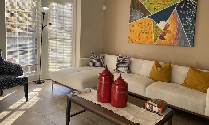 Gaithersburg Apartamento | Balcony, room and private bathroom