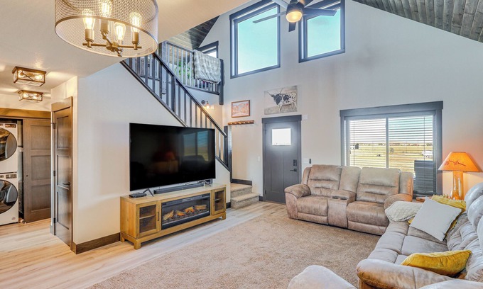 Sturgis Cabina | Balcony & Views: Sturgis 'Twin Peaks' Cabin