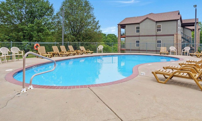 Branson West Cabina | Baldknobber Ridge Escape | West Branson Cabin!