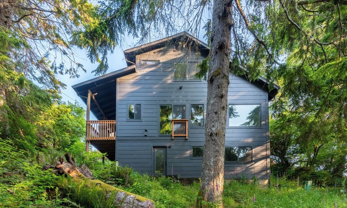 Neskowin Casa | Stylish house that feels like you're in the tree tops. 2 King Beds, Pet Friendly