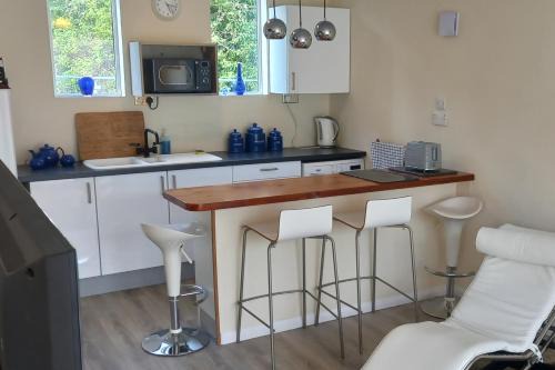 Sheerness Casa | Bali Hi Cliff Cottage-Sleeps 2-Hot Tub-5MinBeach