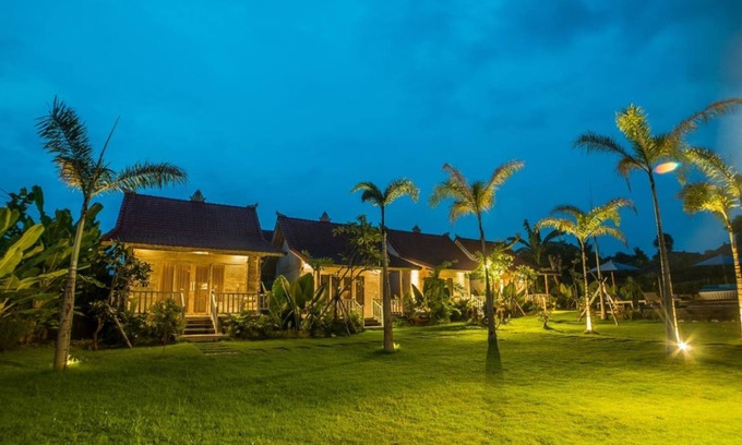 Mushroom Bay Cabaña | La cabaña de teca de estilo balinés en Lembongan, cuenta con piscina y césped enorme